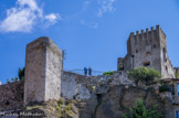<center>Le château</center>  Appelé aussi château Grimaldi, c'est une fortification médiévale édifiée, à la fin du Xe siècle, par Conrad Ier, comte de Vintimille, pour empêcher les Sarrasins de s'établir à nouveau dans la région.