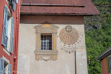 La chapelle des Pénitents Blancs <br> Elle est appelée également chapelle du Gonfalon et date du XVIIème siècle. Elle est sous le vocable de la Sainte Croix et de Notre Dame de Mont Carmel.
La chapelle a été restaurée par Pierre TESTU. Fenêtre en trompe-l'oeil.