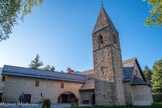 Auron. Chapelle Saint Erige dite d'Ariez <br> Construite au 13e siècle ou dans la première moitié du siècle suivant, la chapelle actuelle fut enrichie en 1451 d'un somptueux décor peint, dont la date et le commanditaire nous sont révélés par une inscription, mais dont l'artiste, sans doute piémontais, demeure anonyme. Le clocher a été construit fin du XIIIème siècle, début du XIVème siècle probablement à l'initiative des Templiers installés à St Dalmas le Selvage. Le presbytère date quant à lui du XVIème siècle.
Ce lieu sacré devint un lieu de prière fréquenté aussi bien par les pèlerins que par les voyageurs et les habitants. Les fidèles venaient implorer protection et guérison auprès de St Erige.