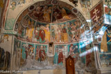 Auron. Chapelle Saint Erige dite d'Ariez <br> Abside de gauche : Elle est entièrement occupée par l'histoire de saint Denis de Paris: Denis vécut au IIIe siècle; converti par saint Paul, il reçut étant à Rome, l’ordre du pape Clément d’aller prêcher en Gaule. Il vint à Lutèce, convertit de nombreux païens et construisit une basilique. Mais l’empereur Domitien, mis au courant de ses succès, envoya Sisinnius qui le fit incarcérer en même temps que d'autres chrétiens -dont le prêtre Eleuthère et le diacre Rustique. Refusant d’abjurer, il fut décapité sur le mont Mercure, depuis nommé Mons Martyrum, puis Montmartre. Après quoi il prit sa tête à deux mains et marcha jusqu’à l’endroit où il voulait être enterré, que l’on appela Saint Denis. Son culte est retrouvé au Ve siècle.