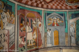 Auron. Chapelle Saint Erige dite d'Ariez <br>  Érige lave les pieds de trois lépreux et les guérit, en présence d'un diacre tenant la crosse et un livre. Erige chantant avec les anges dans le chœur de la cathédrale de Gap : dans une sorte de loggia au-dessus d’une porte, on voit le buste du saint. Quatre anges volent autour de sa tête, et un clerc, curieux,  regarde par une petite fenêtre.
