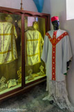 <center>La sacristie.</center>Vêtements sacerdotaux.