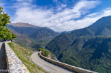 <center>Vallée de Valdeblore, vue du fort.</center>Le nom de Valdeblore désigne à la fois la vallée d’origine glaciaire reliant perpendiculairement les vallées de la Vésubie et de la Tinée, et la commune aujourd’hui constituée de trois agglomérations, La Bolline, La Roche et Saint-Dalmas, Mollières. Le village de Rimplas, lui, se trouve  sur une croupe rocheuse formant col, à cheval sur les deux vallées de la Tinée et sur le Val de Blore. Le territoire communal est vaste, 9416 ha, et montagneux, compris entre des altitudes allant de 399 à 2 880 m (la Pointe du Geign). Le vallon de Bramafan collecte les eaux du Val de Blore et les amène jusqu’à la Tinée. La vallée, fertile, permettait toutes les cultures : froment, seigle, pomme de terre, vignes, oliviers, châtaigniers. Le domaine montagneux offrait de vastes pâturages d’altitude, exploités sous forme de vacheries estivales, et d’épaisses forêts de conifères. Tout au fond, le Gélas.