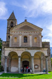 <center>Eglise Saint-Jacques-le-Majeur.</center>Elle est précédée d'un porche à colonnes doriquesUne façade dépouillée, simplement percée d’une grande baie et de deux niches, est précédée d’un vaste porche porté par quatre colonnes de style dorique. Le clocher est intégré à l’édifice au niveau de la travée centrale. L’église présente de fortes similitudes avec d’autres édifices religieux de la Tinée, et notamment la collégiale de Clans avec qui elle partage un étage à pilastres et un fronton triangulaire sur un porche à trois arcades. Son architecture s’apparente à des modèles niçois, ceux édifiés par l’architecte niçois Jean-André Guibert, auteur de la cathédrale Sainte-Réparate à Nice.