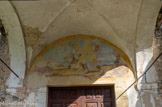 <center>Église de l’Invention de la Sainte-Croix</center>Le porche à l'entrée de l'église sous lequel on peut voir une fresque représentant le martyre de Saint Dalmas, légionnaire romain et martyr chrétien du IIIe siècle à Pedona, actuel Borgo-San-Dalmazzo, en Italie.