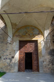 <center>Église de l’Invention de la Sainte-Croix</center>Le porche à l'entrée de l'église.