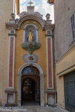 <center>Cathédrale Notre-Dame de la Nativité</center>La façade néo rococo du XIXe siècle. Fondée par les Ligures, puis cité romaine de Vintium, Vence vit croître sa puissance avec le christianisme et devint une importante ville épiscopale à partir du IVe siècle. 
Au Ve siècle, Vence possède un évêché sous le règne de l'empereur Constance III. Le premier évêque de Vence dont l'existence est avérée est Severus (419-442). D'après la tradition locale fondée sur des sources ecclésiastiques, la cathédrale aurait été édifiée à l'emplacement du temple de Mars Vintius et de Cybèle dont l'existence est attestée par une inscription.