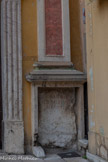 <center>Cathédrale Notre-Dame de la Nativité</center>A droite de l'entrée de la cathédrale, un socle de statue, portant une inscription au nom de l'empereur Antonin. Vestiges de draperies sur le haut des moulures. Inscription : ... CAES DIVI ANTONINI FIL DIVI SEVERI NEPOTI A AVREL ANTO NINO PIO FEL AVG TRIB POT III COS III P P. Traduisible par A l'Empereur César, fils du divin Antonin, petit-fils du divin Sévère, Marc-Aurèle Antonin, pieux, heureux, Auguste, revêtu trois fois de la puissance tribunitienne, consul pour la troisième fois, père de la patrie. Gravée en 220.
