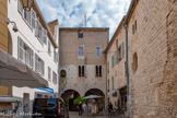 <center>Vence</center>Passage Cahours. Avant la construction de la nouvelle mairie en 1910, l'Evêché s'appuyait au flanc de la cathédrale par un pontis semblable à celui qui existe au-dessus des arcades. On pouvait donc sortir de la cour centrale de l'Evêché par deux pontis, l’un au sud, l'autre au nord, seul vestige qui subsiste, datant du 14e siècle. Des cicatrices au mur de la cathédrale rappellent la présence de l'autre Pontis