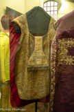 <center>Cathédrale Notre-Dame de la Nativité</center>CHASUBLE or de Mgr Godeau
XVIIe siècle - chasuble de Mgr GODEAU évêque de Vence.
Mgr Godeau est nommé évêque en 1636 à Grasse et en 1653 à Vence. Cette somptueuse chasuble pourrait faire partie de son ensemble épiscopal lors de sa nomination en 1836. Il est décédé en 1972
Tissu : de fond façonné avec filés or et argent La doublure en soie rouge doublait très rarement des chasubles
Décor : riche décor à motif de fleurons et de palmes Le pan avant est garni de galons juxtaposés sur la partie supérieure, puis de la même broderie d’or et d'argent que l’orfroi ; à l’encolure broderie en fil d’argent
Orfroi : en satin jaune recouvert d’une dentelle de 10 cm de fils d’or et d’argent
Ornement : complet, étole, manipule, voile, bourse.