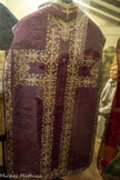 <center>Cathédrale Notre-Dame de la Nativité</center>CHASUBLE réversible violette et or
1800-1810. époque du curé Savornin (1803-1819) décédé à Vence Ensemble : étole, bourse, chape.
Tissu : une face gros de Tours moiré violet (étoffe de soie genre taffetas au tissage plus grossier, originaire de Tours). Sur l’autre face gros de Tours lamé et moiré.
Décor : en broderie réversible en filé argent. Décor en candélabre avec épis de blé et pampres
Orfroi (désigne soit les broderies en or des ornements, soit leur emplacement tel que la croix du dos et les bandes parallèles du pan avant) : il est délimité par la broderie