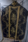 <center>Cathédrale Notre-Dame de la Nativité</center>CHASUBLE noire
Seconde moitié du XIXe siècle - vers 1870 ? Curé J.A. Bruny (1865-1900) décédé à Vence Ensemble : complet comprenant étole, manipule, voile de calice et bourse.
Tissu : lampa de soie noire (tissu façonné à riche décor formé par des flottés de trame régulièrement liés par une chaîne supplémentaire dite « dite de liage ») filé et lamé d’or.
Décor : bouquets et rinceaux fleuris avec des épis en or.
Galons : or.