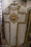 <center>Cathédrale Notre-Dame de la Nativité</center>CHASUBLE blanche en piqué
Seconde moitié du XIXe siècle
Ensemble complet comprenant : étole, manipule voile de calice et bourse.
Tissus : piqué de Marseille (le piquet s'exécute au point de piqûre simple ou double sur une même épaisseur d’étoffe, généralement une toile de coton. Nous ne connaissons pas d’autre chasuble dans ce tissu provençal).
Décor : broderie appliquée sur la croix (orfroi désigne soit les broderies en or des ornements, soit leur emplacement tel que la croix du dos). Cœurs sacrés de Jésus et de Marie sur des rayons fils d’or et argent, cannetilles et paillettes.
Galons en soutache or