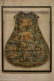 <center>Cathédrale Notre-Dame de la Nativité</center>CHASUBLE baroque
Fin XVIe ou début XVIIe siècle.
sur l’arrière, même type de décor mais la branche est entourée de cinq registre garnis de fleurs ou bouquets.
État la broderie qui recouvre complètement les pans ne laisse apparaître que quelques espaces du fond de soie bleu très fusé II n'y a pas de manque dans la broderie en soie mais les couleurs ont perdu la vivacité des teintes.
Il n'y a ni orfroi ni galon.