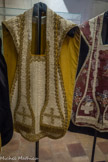<center>Cathédrale Notre-Dame de la Nativité</center>CHASUBLE blanche en piqué
Seconde moitié du XIXe siècle
Ensemble complet comprenant : étole, manipule voile de calice et bourse.
Tissus : piqué de Marseille (le piquet s'exécute au point de piqûre simple ou double sur une même épaisseur d’étoffe, généralement une toile de coton. Nous ne connaissons pas d’autre chasuble dans ce tissu provençal).
Décor : broderie appliquée sur la croix (orfroi désigne soit les broderies en or des ornements, soit leur emplacement tel que la croix du dos). Cœurs sacrés de Jésus et de Marie sur des rayons fils d’or et argent, cannetilles et paillettes.
Galons en soutache or