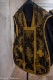 <center>Cathédrale Notre-Dame de la Nativité</center>CHASUBLE noire
Seconde moitié du XIXe siècle - vers 1870 ? Curé J.A. Bruny (1865-1900) décédé à Vence Ensemble : complet comprenant étole, manipule, voile de calice et bourse.
Tissu : lampa de soie noire (tissu façonné à riche décor formé par des flottés de trame régulièrement liés par une chaîne supplémentaire dite « dite de liage ») filé et lamé d’or.
Décor : bouquets et rinceaux fleuris avec des épis en or.
Galons : or.
