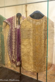 <center>Cathédrale Notre-Dame de la Nativité</center>CHASUBLE or de Mgr Godeau
XVIIe siècle - chasuble de Mgr GODEAU évêque de Vence.
Mgr Godeau est nommé évêque en 1636 à Grasse et en 1653 à Vence. Cette somptueuse chasuble pourrait faire partie de son ensemble épiscopal lors de sa nomination en 1836. Il est décédé en 1972
Tissu : de fond façonné avec filés or et argent La doublure en soie rouge doublait très rarement des chasubles
Décor : riche décor à motif de fleurons et de palmes Le pan avant est garni de galons juxtaposés sur la partie supérieure, puis de la même broderie d’or et d'argent que l’orfroi ; à l’encolure broderie en fil d’argent
Orfroi : en satin jaune recouvert d’une dentelle de 10 cm de fils d’or et d’argent
Ornement : complet, étole, manipule, voile, bourse.