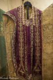<center>Cathédrale Notre-Dame de la Nativité</center>CHASUBLE réversible violette et or
1800-1810. époque du curé Savornin (1803-1819) décédé à Vence Ensemble : étole, bourse, chape.
Tissu : une face gros de Tours moiré violet (étoffe de soie genre taffetas au tissage plus grossier, originaire de Tours). Sur l’autre face gros de Tours lamé et moiré.
Décor : en broderie réversible en filé argent. Décor en candélabre avec épis de blé et pampres
Orfroi (désigne soit les broderies en or des ornements, soit leur emplacement tel que la croix du dos et les bandes parallèles du pan avant) : il est délimité par la broderie