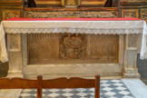 <center>Cathédrale Notre-Dame de la Nativité</center>Le sarcophage gallo-romain du Ve siècle dit « tombeau de Saint Véran ».