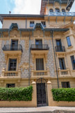 <center>Vence</center>La Villa Alexandrine est une architecture Belle Époque unique, qui abrite aujourd’hui l’office de tourisme local et le musée de l’écrivain polonais, Witold Gombrowicz. La villa date de 1911 et représente l’un des joyaux de l’architecture de la Belle Époque.
Elle porte le nom d’Alexandrine Magdaleine Audibert, fille d’un charpentier prospère, né et élevé dans la ville. Alexandrine décède en 1940 et, 24 ans plus tard, le grand écrivain polonais Witold Gombrowicz emménage dans la villa. Il y vit jusqu’à sa mort en 1969 à seulement 65 ans.