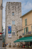 <center>Vence</center>La tour du second Château des Seigneurs de Villeneuve bâti sur les remparts au XVIIème. Cette façade, avec ses fenêtres géminées, montre  que les Villeneuve l'ont convertie en demeure. A ses pieds, la porte du Peyra.