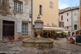 <center>Vence</center>Place du Peyra (lieu empierré). Ancien forum, la place du Peyra était traditionnellement la place du marché et des orateurs. On s’y réunissait pour parler des affaires de la ville. Le nom de Peyra viendrait de la « pierre », utilisée lors des exécutions judiciaires. En 2005, cette place a été entièrement restaurée et embellie redonnant vie et convivialité à ce lieu touristique.
