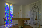 <center>Chapelle du Rosaire dite Matisse</center>Même les ornements sacerdotaux ont été conçus dans un esprit « coordonné ». L'autel est tourné à 45°, vers l'est et pour regarder à la fois les deux nefs. Il est réalisé dans une pierre locale, la pierre de Rognes, dont la texture et la couleur sont censées évoquer le pain.