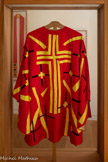 <center>Chapelle du Rosaire dite Matisse</center>Chasuble rouge. Voulant réaliser une œuvre totale, Matisse a également conçu six chasubles d'officiants pour la chapelle : blanche, rose, verte, violette, rouge et noire sur la base de vingt études en gouache découpée, n'en retenant que deux par chasuble (une par côté), soit un total de douze.