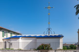 <center>Chapelle du Rosaire dite Matisse</center>Sur les hauteurs de Vence, on aperçoit le toit de tuiles blanches et bleues et une croix en fer forgé d'une modeste chapelle, dont l'architecture simple se remarque à peine. Cette chapelle est l'œuvre du peintre Henri Matisse, qui la considérait comme le « chef-d'œuvre de son existence ». Il consacra quatre années de « travail exclusif et assidu »[2] à la réalisation de ce projet qu'il a voulu avec son ancienne infirmière et modèle Monique Bourgeois. Après la guerre, ils renouèrent leur relation, la jeune infirmière était devenue sœur Jacques-Marie, depuis qu'elle avait rejoint l’ordre dominicain en 1946. Ensemble, ils formèrent le projet de construire une chapelle pour le couvent des Dominicains. Pour Matisse, la Chapelle de Vence représentait l'aboutissement d'une recherche de concision et de dépouillement, où il atteint, selon ses mots, à « un art d'équilibre, de pureté, de tranquillité ».  Très malade, l'artiste n'a pu assister à l'inauguration de son œuvre, en 1951.