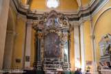 <center>Villefranche-sur-Mer. Église Saint-Michel </center> Autel retable des Ames du Purgatoire, tableau : Saint Grégoire le Grand et saint Michel intercédant auprès de la Vierge pour les Ames du Purgatoire. Gypseries et stucs polychromes et dorés. Autel à tombeau surmonté de trois gradins et d'un grand retable monumental à pilastres corinthiens placés symétriquement l'un à l'autre, mais de biais par rapport au mur. L'entablement curviligne est surmonté d'une corniche à multiples ressauts et d'un fronton également curviligne monté sur deux volutes flanquées d'angelots.