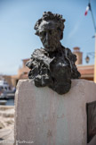 <center>Villefranche-sur-Mer.</center> Buste en bronze représentant Jean Cocteau, œuvre du sculpteur Cyril de La Patellière (1989), inauguré en présence de Jean Marais et d'Edouard Dermit. Le socle est une pierre monolithique provenant de la citadelle.