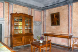 <center>Les Charmettes.</center>La salle à manger. Les deux pièces du rez-de-chaussée, salle à manger et salon de musique, sont décorées de peintures en trompe-l'œil à la mode italienne.