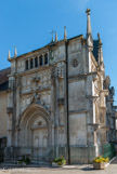<center>L'abbaye de Hautecombe. </center> Auparavant, l'entrée s'effectuait au nord, par la chapelle de Belley qui conserve sa porte sculptée du XVIe siècle.
En 1992, au départ des moines, l'archevêque de Chambéry a appelé la Communauté du Chemin-Neuf à poursuivre la vocation de prière et d'accueil de ce lieu.