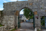 <center>L'abbaye de Hautecombe. </center> À la fin du XIIe siècle, des moines cisterciens venus de la Haute Combe de Cessens, dans l'Albanais, construisent un nouveau monastère en ce lieu appelé Charaï.
Cette abbaye est choisie comme nécropole par les comtes de Savoie à partir du XIVe siècle, puis par les derniers souverains de la Maison de Savoie aux XIXe et XXe siècles.
L'abbaye, ruinée durant la Révolution française, est rachetée par Charles-Félix, roi de Piémont-Sardaigne, en 1824 sur ses propres deniers. II confie sa restauration à l'architecte piémontais Ernest Melano. Porte de l'Aumône, avec les armes de Jacques de  Poyria, abbé de Hautecombe de 1424 à 14737, son constructeur.