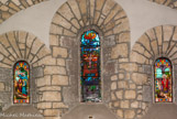 <center>L'église Saint-Pierre de Lémenc. </center> Deux vitraux de J. Magnin, de 1885,  encadrent un de J.M. Pirot.