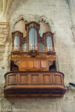 <center>La Sainte-Chapelle de Chambéry.</center> La belle porte en chêne de l’entrée fut sculptée par l’artiste et architecte franc-comtois, François Cuénot ; auteur également du magnifique buffet d’orgues mis en place en 1675.