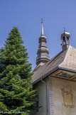 <center>Combloux, église saint Nicolas.</center>La sobriété architecturale de l'édifice est pondérée par les chaînages d'angles, récemment dégagés, peints en trompe l'oeil.