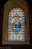 <center>Combloux, église saint Nicolas.</center>Vitrail de A. Bernard, Grenoble, 1902. La Vierge à l'Enfant, couronnée, donnant le rosaire à saint Dominique.