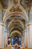 <center>Église Saint-Jean-Baptiste </center>Huit imposants piliers, décorés de fresques en trompe-l’œil, soutiennent les voûtes ornées des peintures de Mucengo, vers 1828
