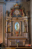 <center>Église Saint-Jean-Baptiste </center>Nef de droite. Autel dédié à la Sainte Vierge, statue en bois dorée. La couronne de 15 médaillons représente les mystères du Rosaire. De part et d’autre les statues de Ste Marthe et de Ste Marie-Madeleine.