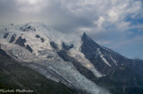 <center>De Chamonix (altitude 1035 m) au Plan de l'Aiguille (altitude 2317 m).</center>Dôme du Goûter, Mont Blanc, le glacier des Bossons au premier plan, le glacier de Taconnaz derrière..