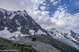 <center>De Chamonix (altitude 1035 m) au Plan de l'Aiguille (altitude 2317 m).</center>L'aiguille du Midi et à droite, Dôme du Goûter, Mont Blanc et le glacier des Bossons.