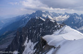 <center>Du Plan de l'Aiguille (altitude 2317 m) à l'Aiguille du Midi (altitude 3777 m).</center>Au centre, devant, Aiguille du Plan, 3673 m, derrière l'Aiguille Verte, 4122 m, puis à droite, les Droites, 4000m, les Courtes, 3856 m, Triolet, 3870 m.