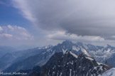 <center>Du Plan de l'Aiguille (altitude 2317 m) à l'Aiguille du Midi (altitude 3777 m).</center>Au centre, devant, Aiguille du Plan, 3673 m, derrière l'Aiguille Verte, 4122 m, puis à droite, les Droites, 4000m, les Courtes, 3856 m, complèteent à droite, Triolet, 3870 m.