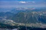 <center>Aiguille du Midi </center>Au fond, le cirque blanc est le désert de Platé, devant la chaîne des Fiz, au premier plan, le Brévent 2525 m. A gauche, au fond, les Aravis.