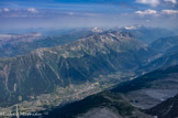 <center>Aiguille du Midi </center>A gauche, le Brévent, à droite, les Aiguilles Rouges.