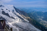 <center>Aiguille du Midi </center>Glacier des Bossons, au fond les Aravis.