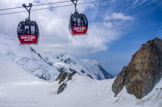 <center>De l'Aiguille du Midi (altitude 3777 m) à la Pointe Helbronner (altitude 3466 m).</center>Mont Blanc.