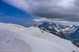 <center>De l'Aiguille du Midi (altitude 3777 m) à la Pointe Helbronner (altitude 3466 m).</center>L'Aiguille Verte, 4122 m, puis à droite, les Droites, 4000m, les Courtes, 3856 m, complètement à droite, Triolet, 3870 m.