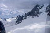 <center>De l'Aiguille du Midi (altitude 3777 m) à la Pointe Helbronner (altitude 3466 m).</center>Dans les nuages, le Mont Blanc du Tacul.